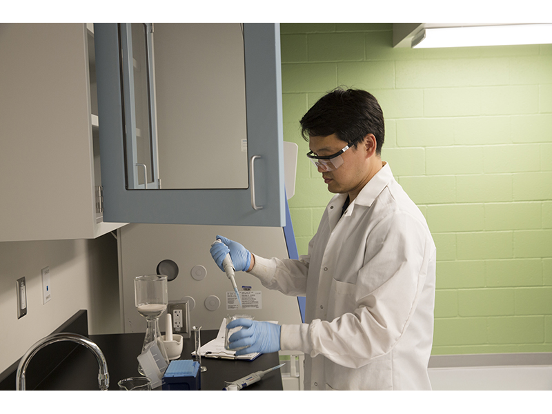 Lei Wang in INBRE Lab